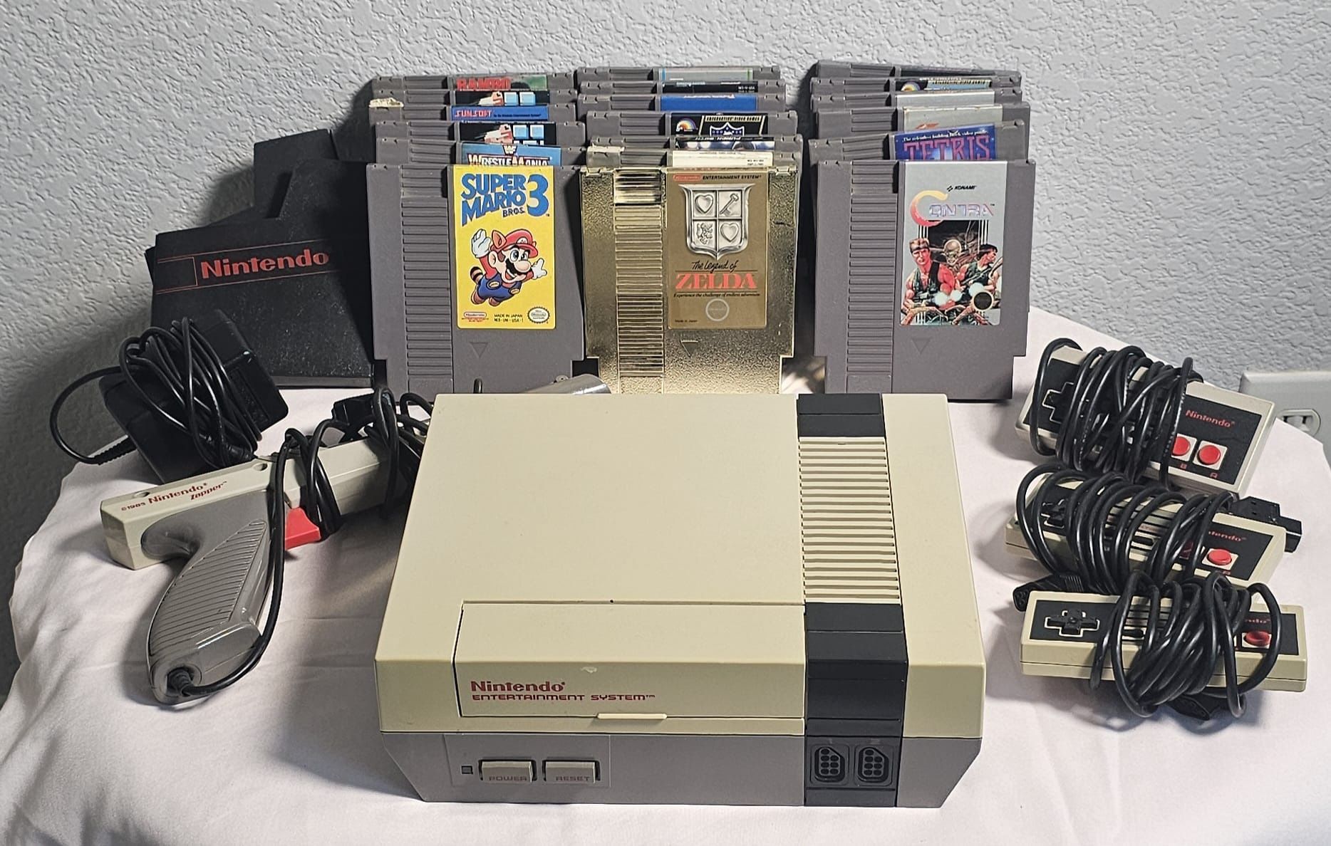 Nintendo NES Console w/ Zapper, 3 Controllers & 18 Games Lot Zelda Mario