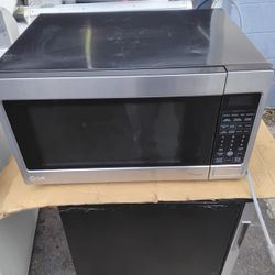 Nice Black & Stainless LG Microwave Oven OEM Very Clean Like New. 