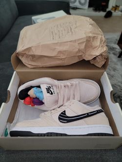 Nike SB Dunk Low 
"Albino & Preto"