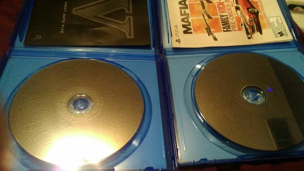 PS4 Grand Theft Auto V and Mafia 3