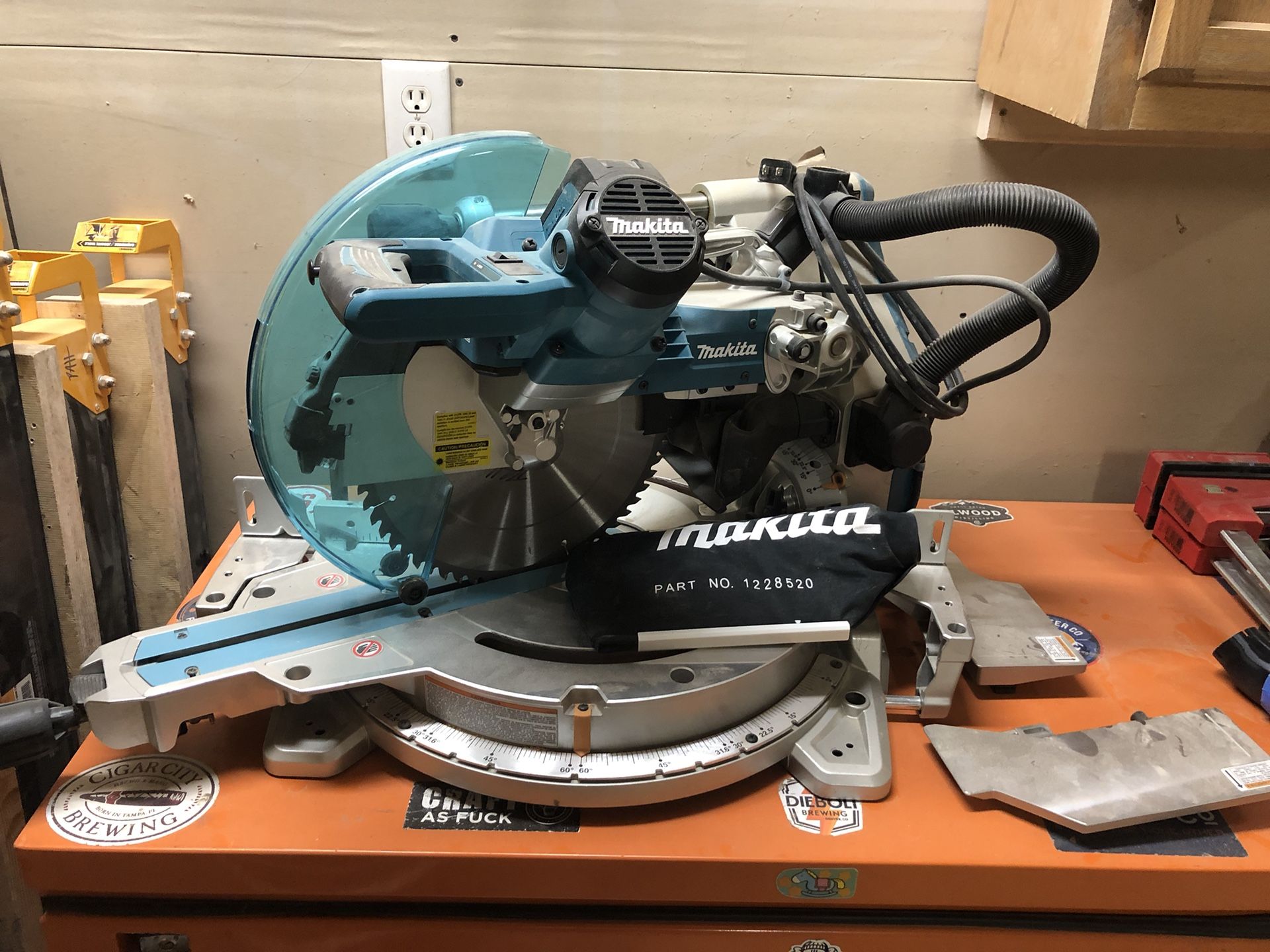 Makita 12 Inch Sliding Compound Miter Saw 