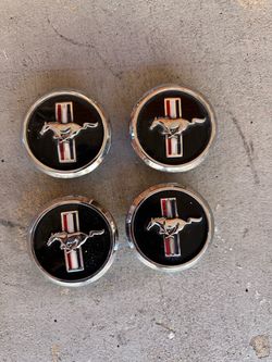 Mustang 05-09 OEM wheel hub caps and emblems