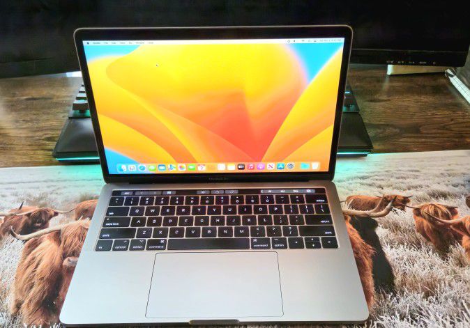 Apple MacBook Pro 2017, 13 Inch Screen, Has Touchbar!