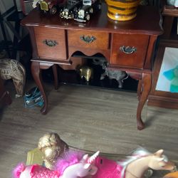 Mesita De Tres Gavetas.  Pol $40mueble Mesita De Tres. Gaveta. 