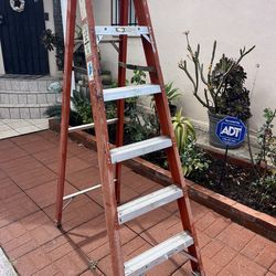 Escalera de seis pies de fibra de vidrio perfectas, condiciones tengo muchas
