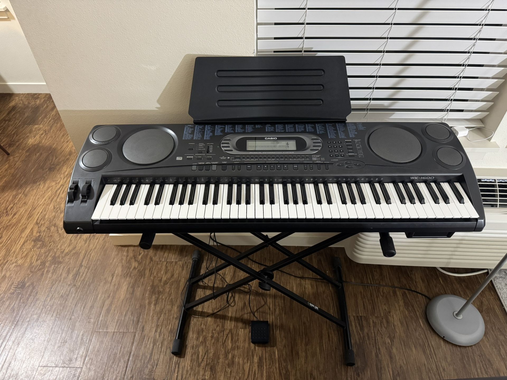 Keyboard CASIO WK 1600 With a Stand and a pedal Workstation Piano