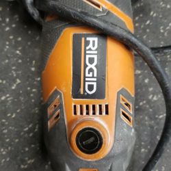 Ridgid multitool and 4 attachments