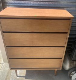 Dresser Bassett 4 drawer MCM mid-century modern in good vintage condition. Delivery available for a fee.