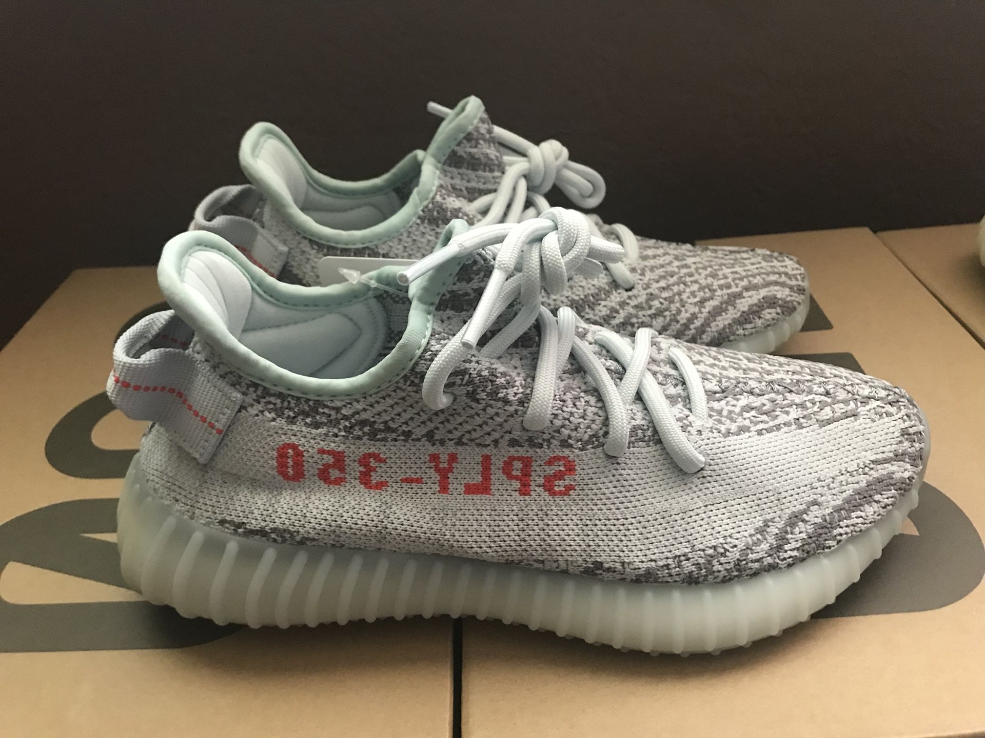 Yeezy 350 boost V2 sz. 5 M/ 6.5 W deadstock