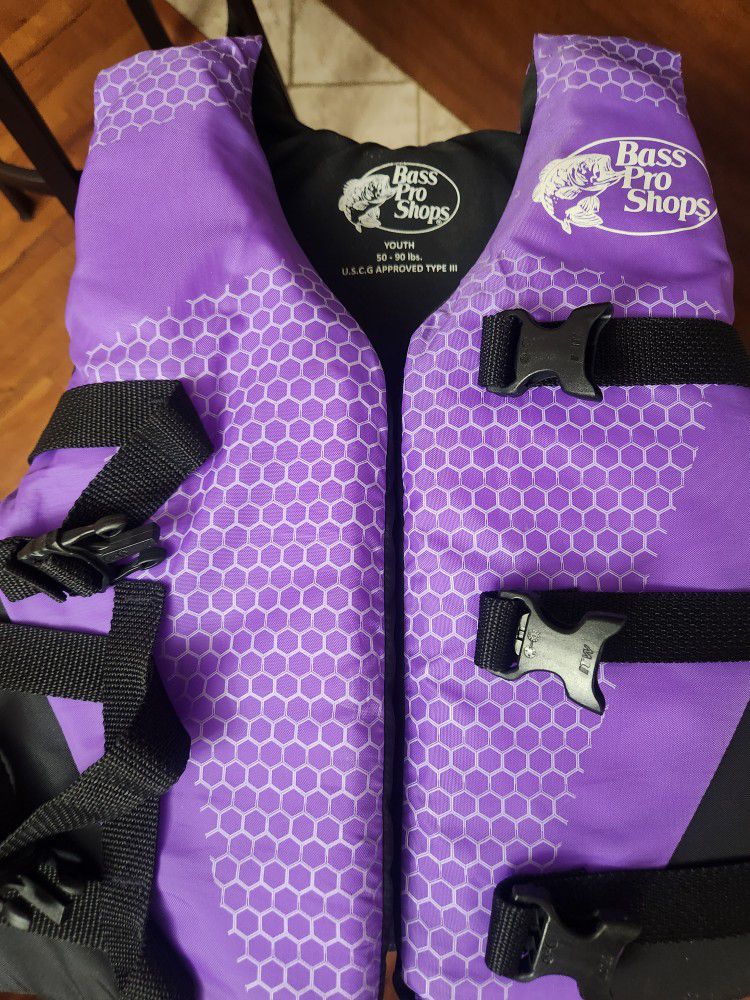Bass Pro Shop Water Vest For Youth. NEVER USED. 