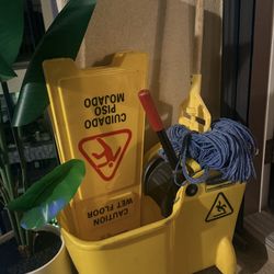 RubberMaid Bucket/mop/caution Wet Floor 