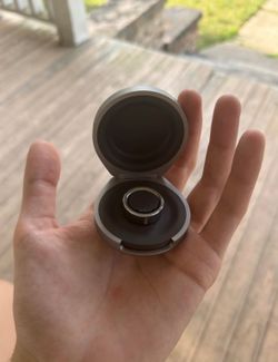 Oura Ring 4 (Silver, Size 7) + Portable Charging Case + Original Charger