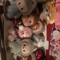 Skullpanda winter symphony and othe pop mart keychains