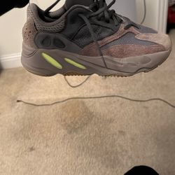 Yezzy 700 Mauve Women Size 7