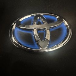 NEW OEM 2016-2017 TOYOTA GRILLE EMBLEM 75(contact info removed)0