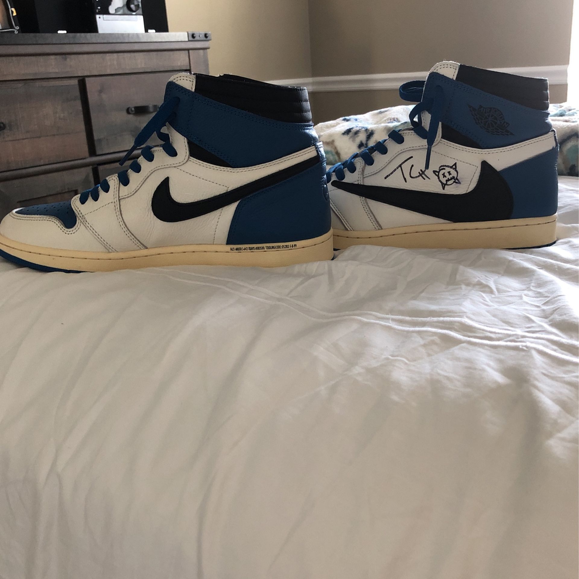 Travis scott top signature shoes