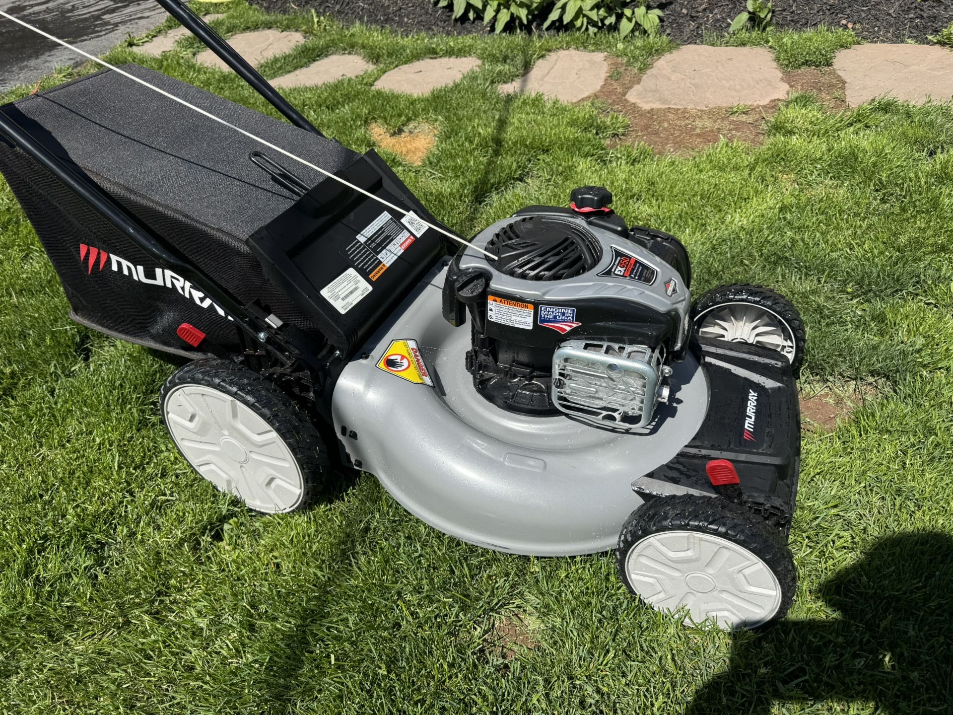 Like New Murray Hi WheelPush Mower 140cc w/21”Cutting Deck And Bag. Not Self Propelled. Must Pickup