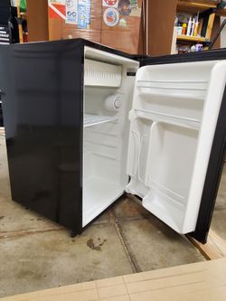 Black mini fridge (used) 4.4-ft