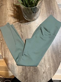 Vuori Evolve 7/8 legging 24.5” in Eucalyptus Size Small NWOT