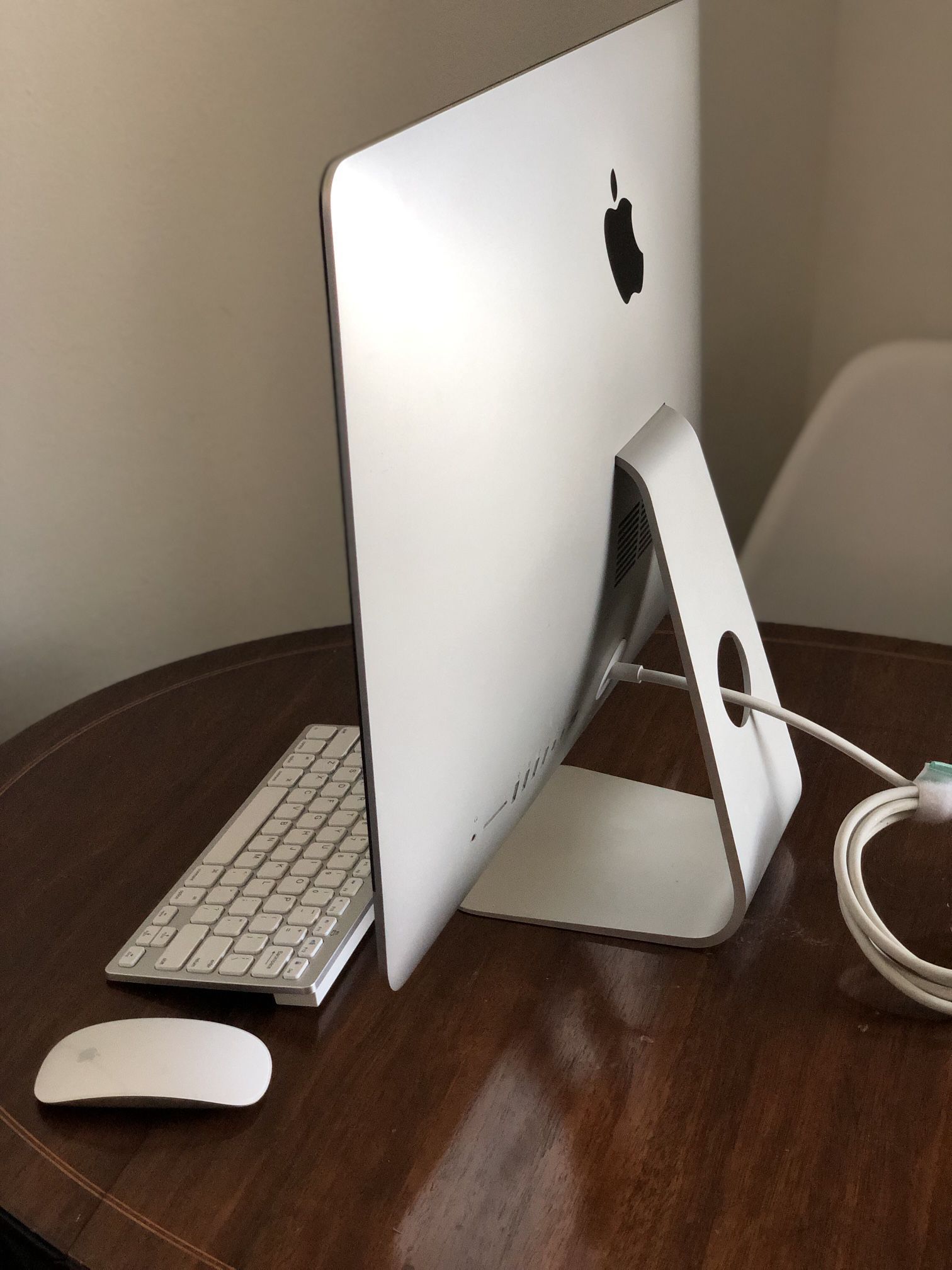 iMac 21.5 Inch., mid 2014  i5 . Ram 8 Gb  HD 500 Gb   OS Big Sur  Apple Wireless Mouse  Non-Apple Bluetooth Keyboard  