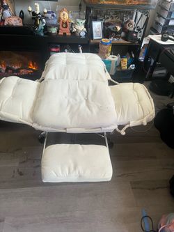 Crème color office chair with wheels