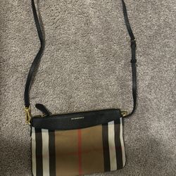 Burberry cross over bag Classic Look Clean Black Wristlet