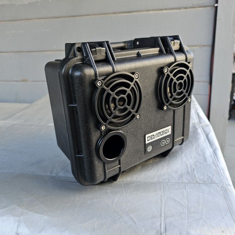 Pelican Products 1300 Case - Demerbox, 2 Speaker, Awesome Sound, Black, Good Condition