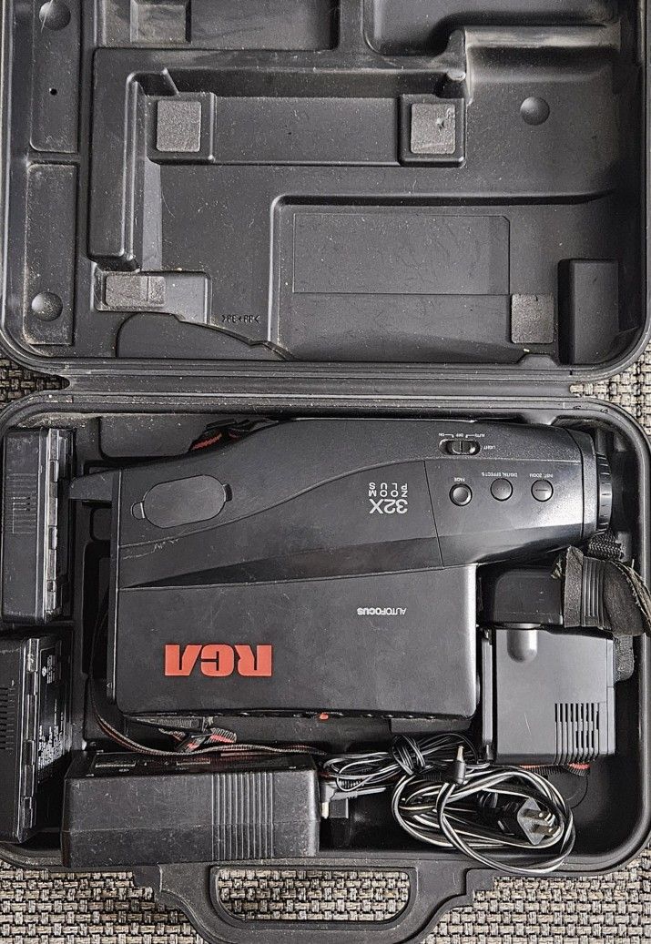 RCA VHS Camcorder Model CC434 32X Zoom W/ 2x Battery Strap Case Charger See Pics