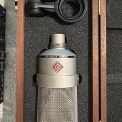 Neuman mic & Apollo Twin interface 