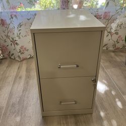 File Cabinet with Keys - New