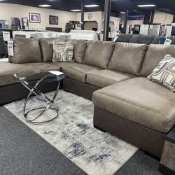 Leather Sectional. 🚚WE DELIVER🚚