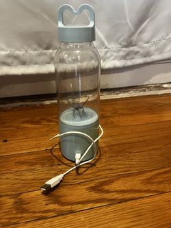 Recharging portable blender