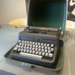 Royal Speed King Portable Manual Typewriter 