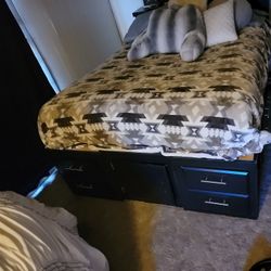 Full Bed Set With Drawers