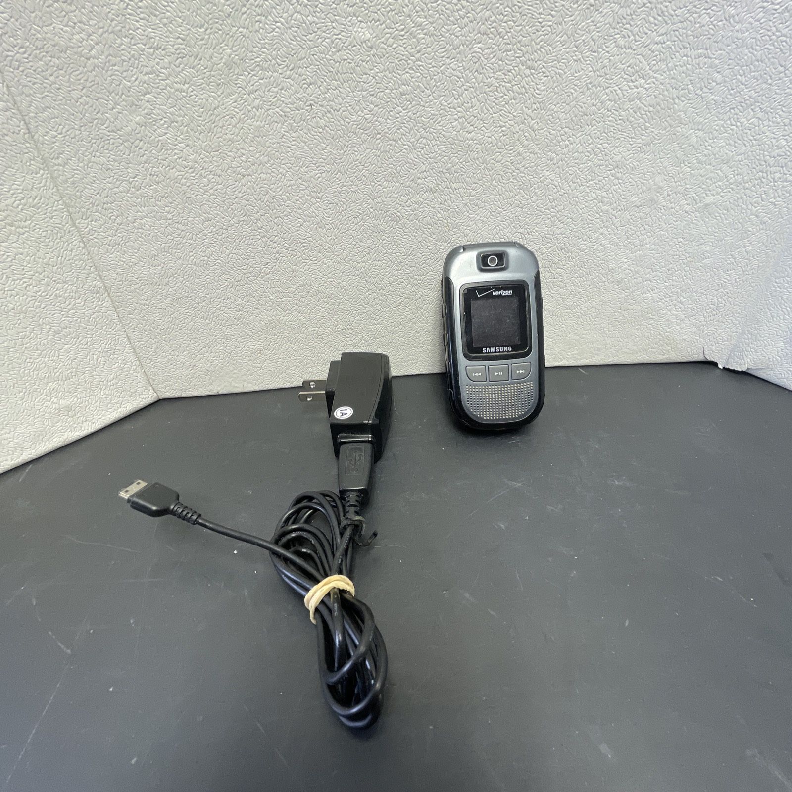 Samsung Convoy DARK GRAY Verizon Flip Phone Military Grade SCH-U640 3G Charger