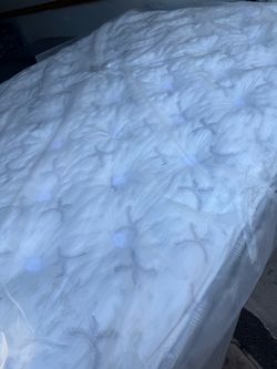 Queen size bed mattress king koil intimate medium euro top hand crafted button top Serta Sealy Beautyrest black world class hybrid purple Stearns & fo