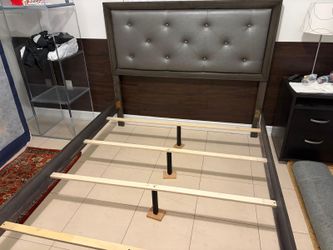 Queen bed frame mint condition