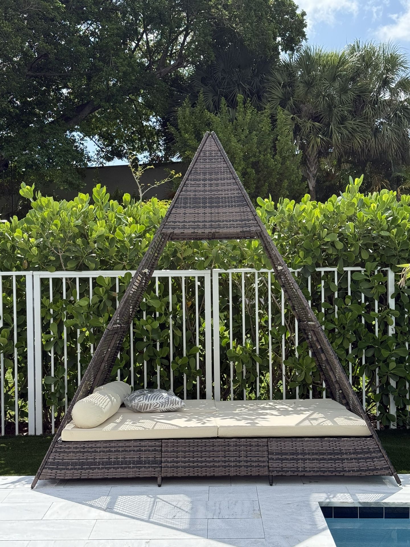 Outdoor Sunbed with Colorful Pillows, Rattan Wicker Patio Daybed with Cushions, Tent Shape Daybed, Patio Sunbed for Garden Patio Outdoor Poolside, Bro
