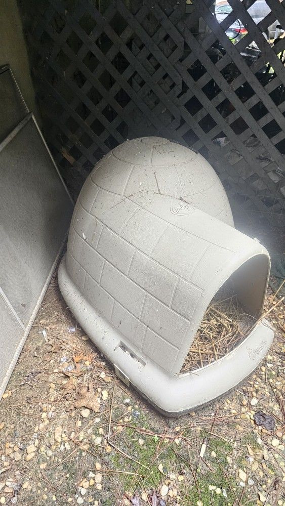 π Petmate Indigo Doghouse β $65 (Fayetteville)
Got a gently used Indigo Petmate Doghouse up for grabs! This is the igloo-style shelter β tough build