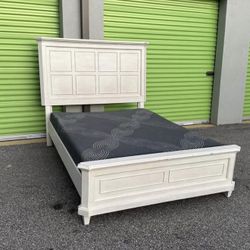 Queen bed frame (FREE 24H DELIVERY AND SETUP)