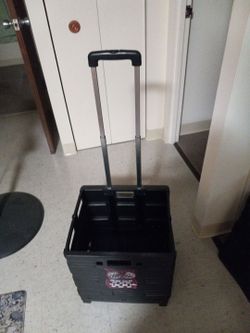 Collapsible tote with wheels