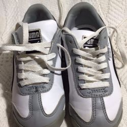 PUMAS KIDS SNEAKERS SHOES SIZE 11K EXECELLET CONDITION 