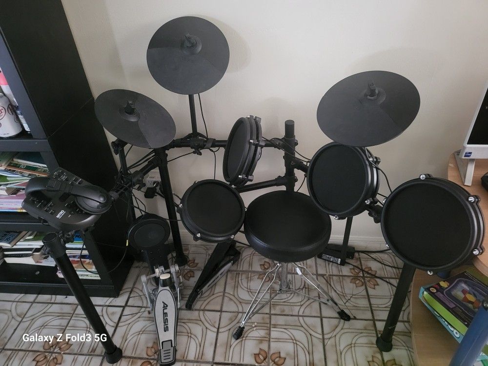 Alesis Nitro Mesh Kit - Electronic Drum Set with Quiet Mesh Pads, USB MIDI, Kick Pedal and Rubber Kick Drum, 40 Kits, 385 Sounds, Drum Lessons