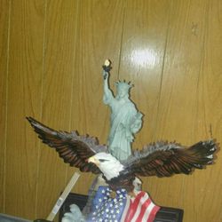 Eagle with statue of liberty