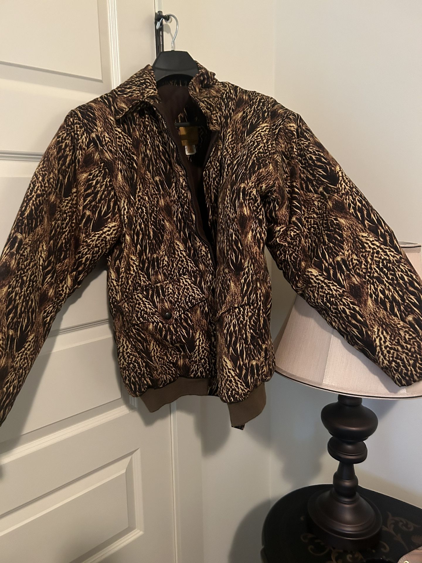 feather flage ducks in a row camo mens jacket. Insulated and very warm.. in great condition!