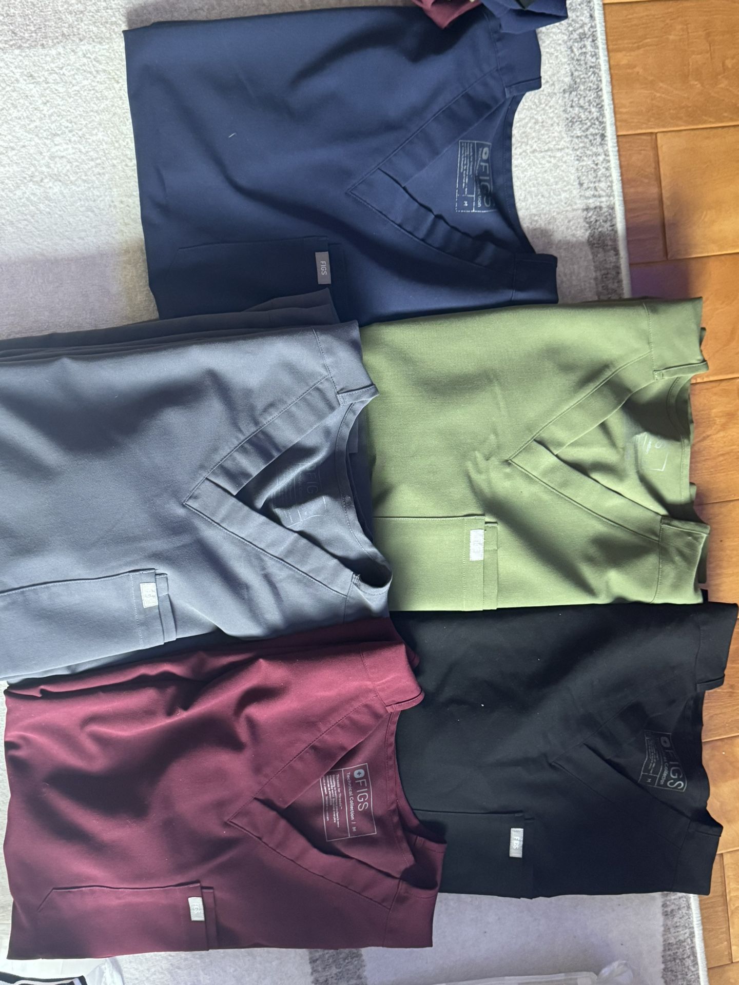 Men’s Medium FIGS scrubs tops/bottoms 
