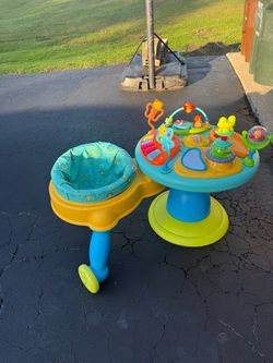 Baby walker that rotates