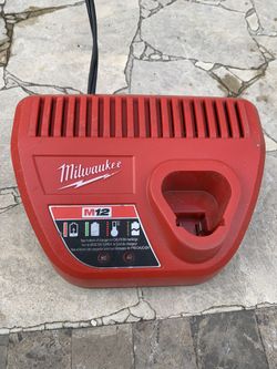 Milwaukee M12 Single Charger (2)