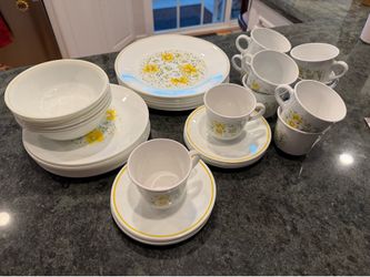 Corelle April yellow daisy dinnerware