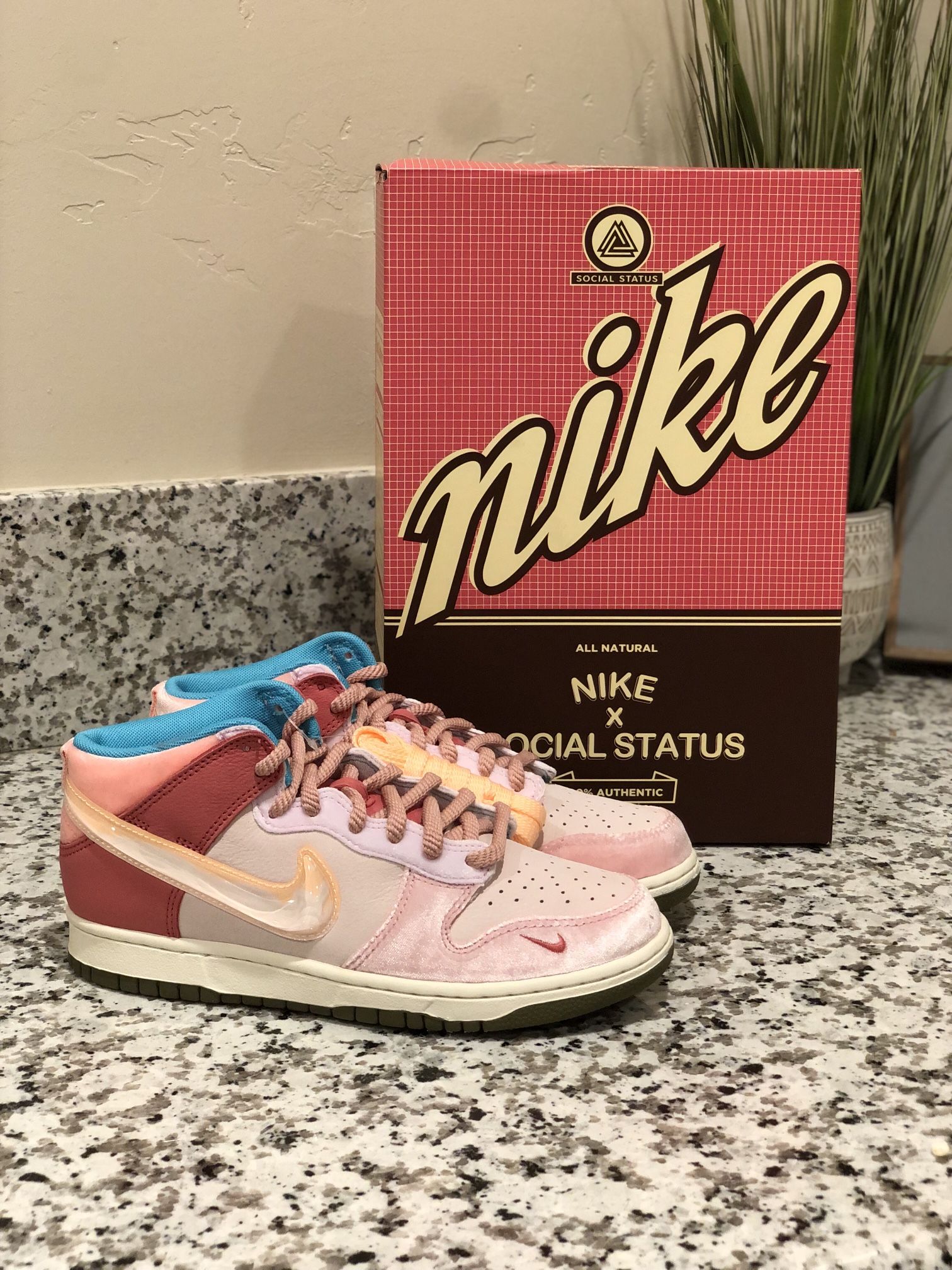 Nike Dunk Social Status Strawberry Milk Sz 6m  7.5w